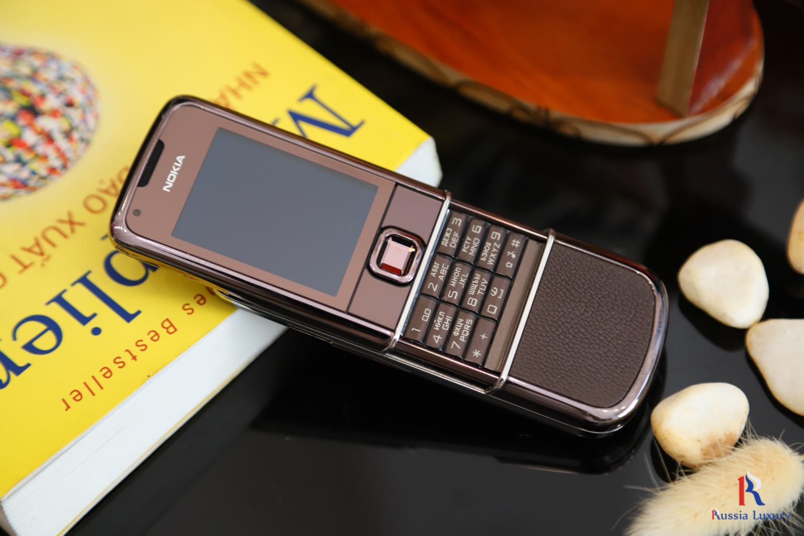 Thế giới Nokia 8800 Nâu đẹp dành cho các doanh nhân chuộng đồ cổ