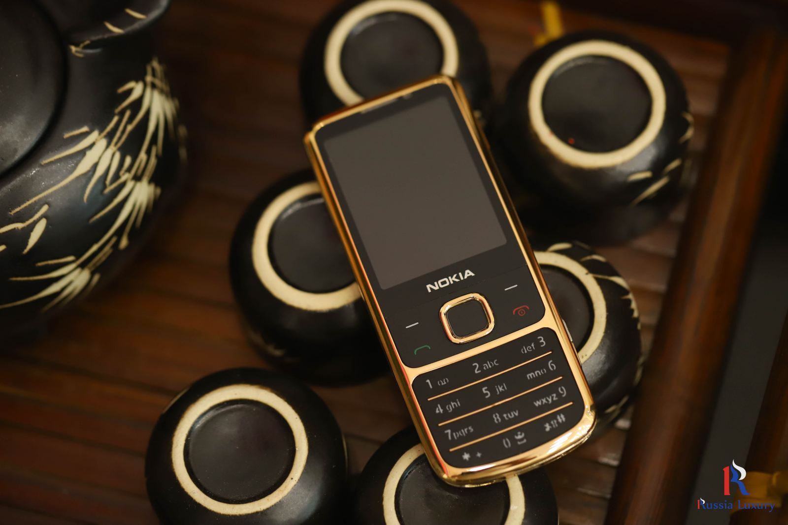 Nokia 6700 Đen vàng hồng 