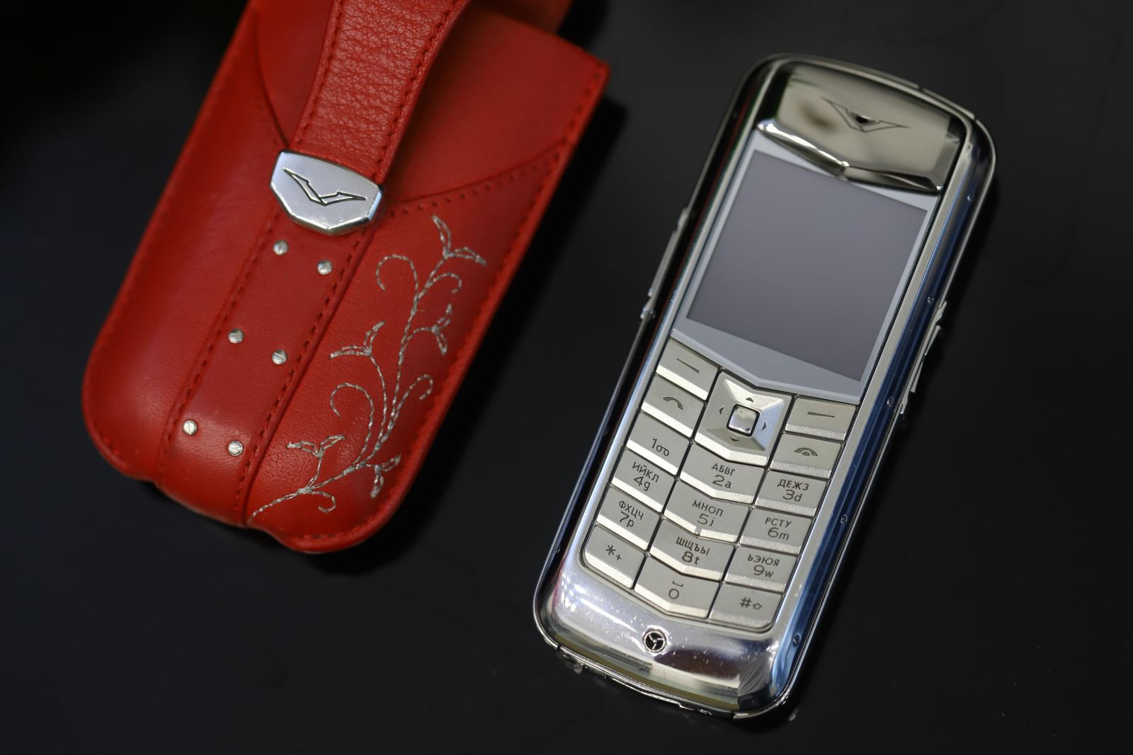 điện thoại Vertu cũ Constellation Rococo thêu đỏ
