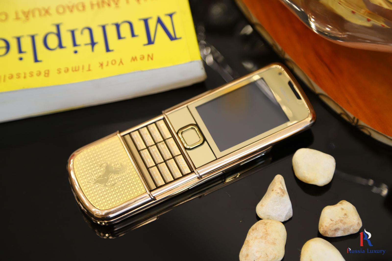 điện thoại Nokia 8800 vàng hồng Carbon cũ 