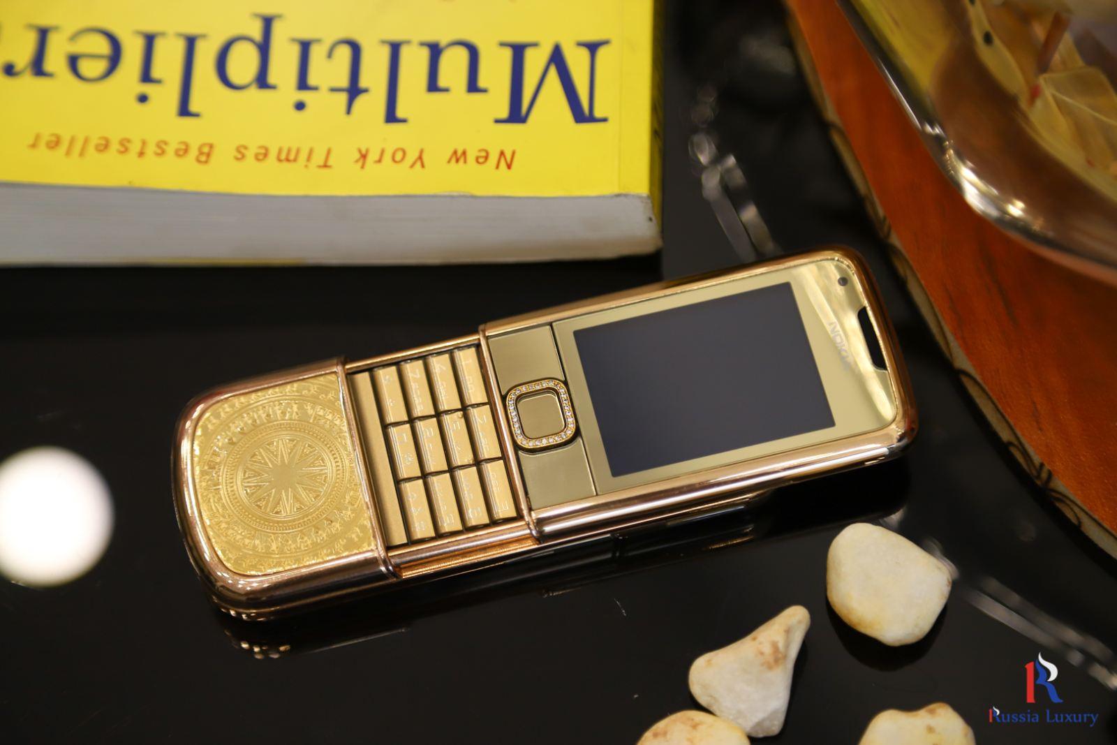 Nokia vàng hồng phiên bản trống đồng đặc biệt