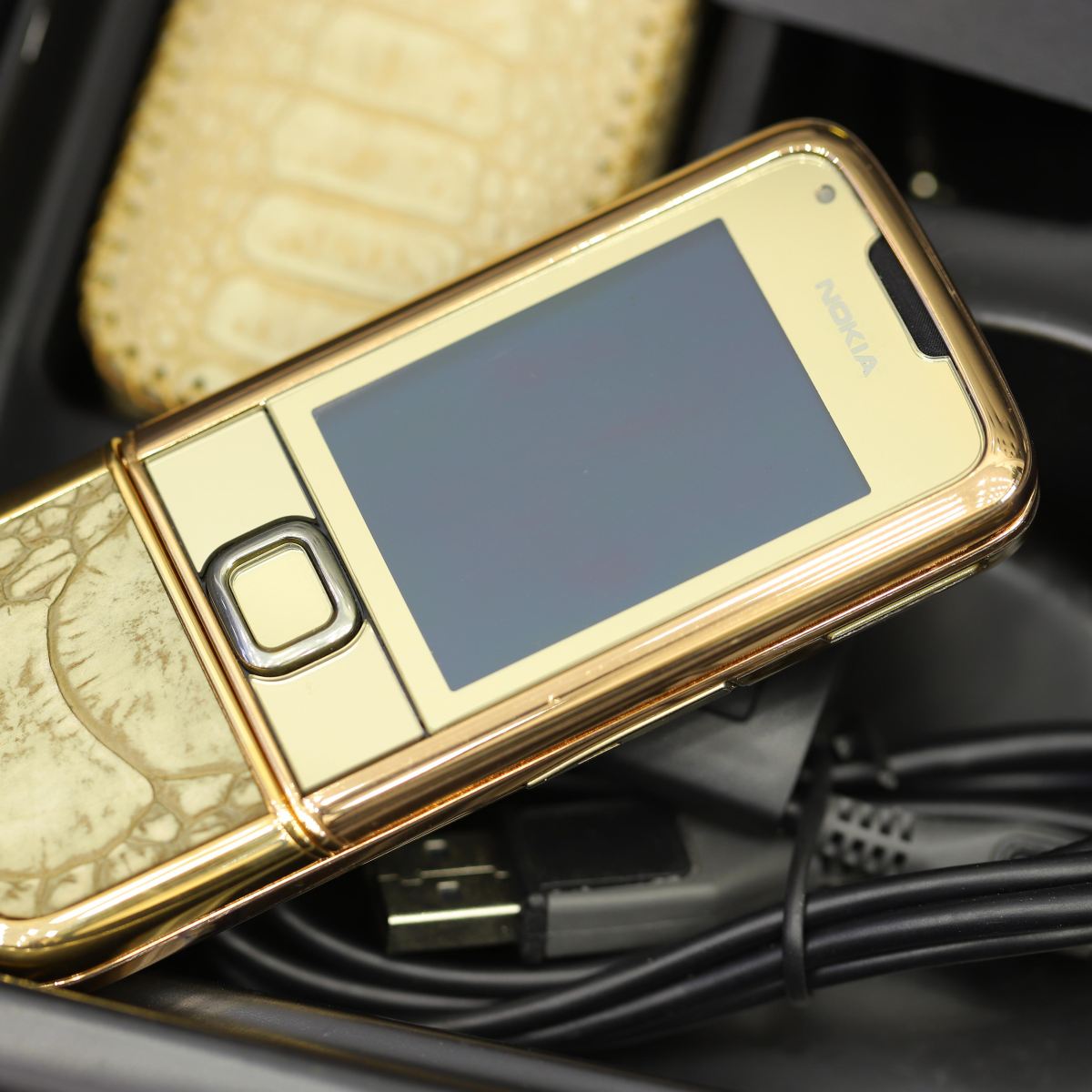 Nokia 8800 Rose Gold - Tinh tế, thanh lịch và sang trọng, Nokia 8800 Rose Gold sẽ khiến ai nhìn thấy nó đều muốn sở hữu ngay lập tức. Màn hình vô cực, chất liệu vàng hồng quý phái, cùng đường viền sáng bóng là những điểm quan trọng đẹp tuyệt vời để ngắm nhìn.